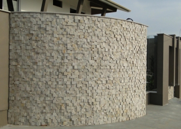 Fachada revestida com Pedra Caxambu Branca